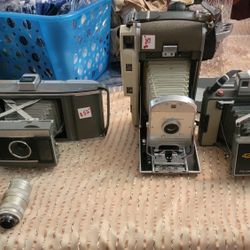Vintage folding cameras not tested 
Polaroid 420 
Polaroid Land Camera the 800 
Polaroid Land Camera Model J66
OR BEST OFFER
Pick up in Harlingen near
