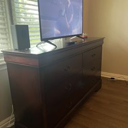 Queen bedroom set bonus TV and microwave