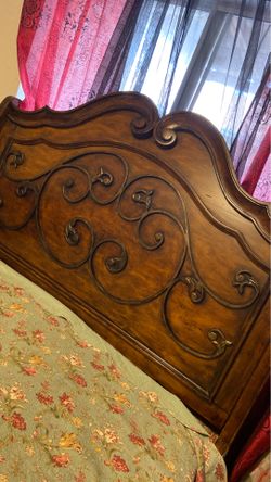 Queen bedroom set 4 pieces with lamp