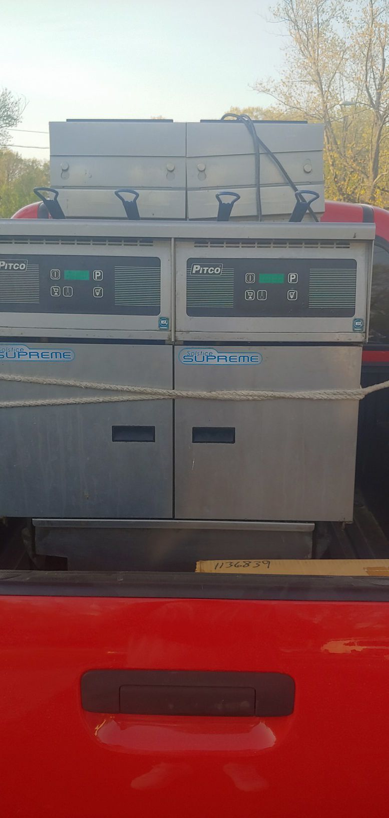 commercial fryer in very good condition/ asking price 4000negotiable