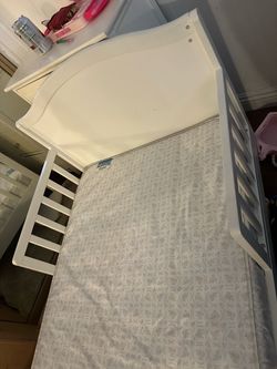 Toddler bed with waterproof mattress