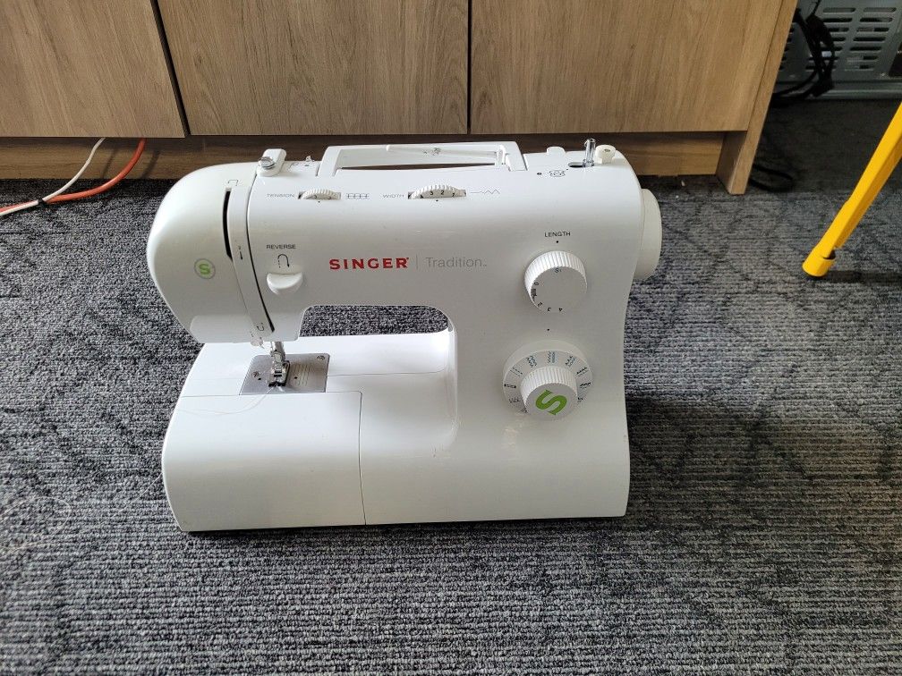 Singer Tradition 2277 Sewing Machine