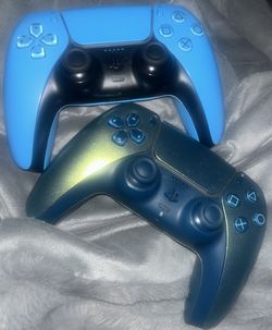 2 PS5 Controllers