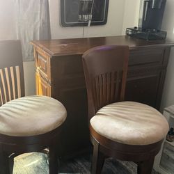 Bar With 2 Bar Stools 