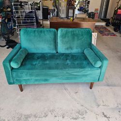 Velvey Love Seat Pre-Owned