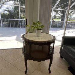 Classic end table wood grain and marble top$100
