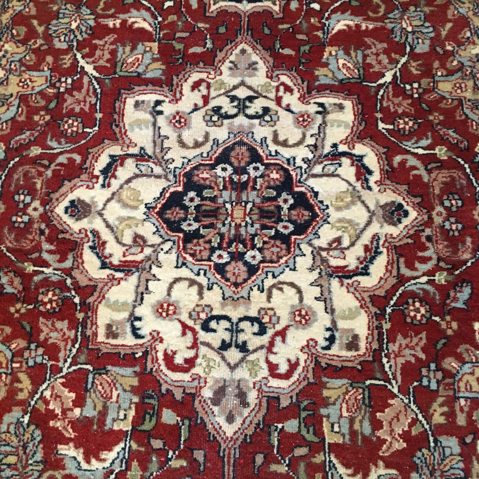 Like new 5x7 Persian hand woven Persian wool rug