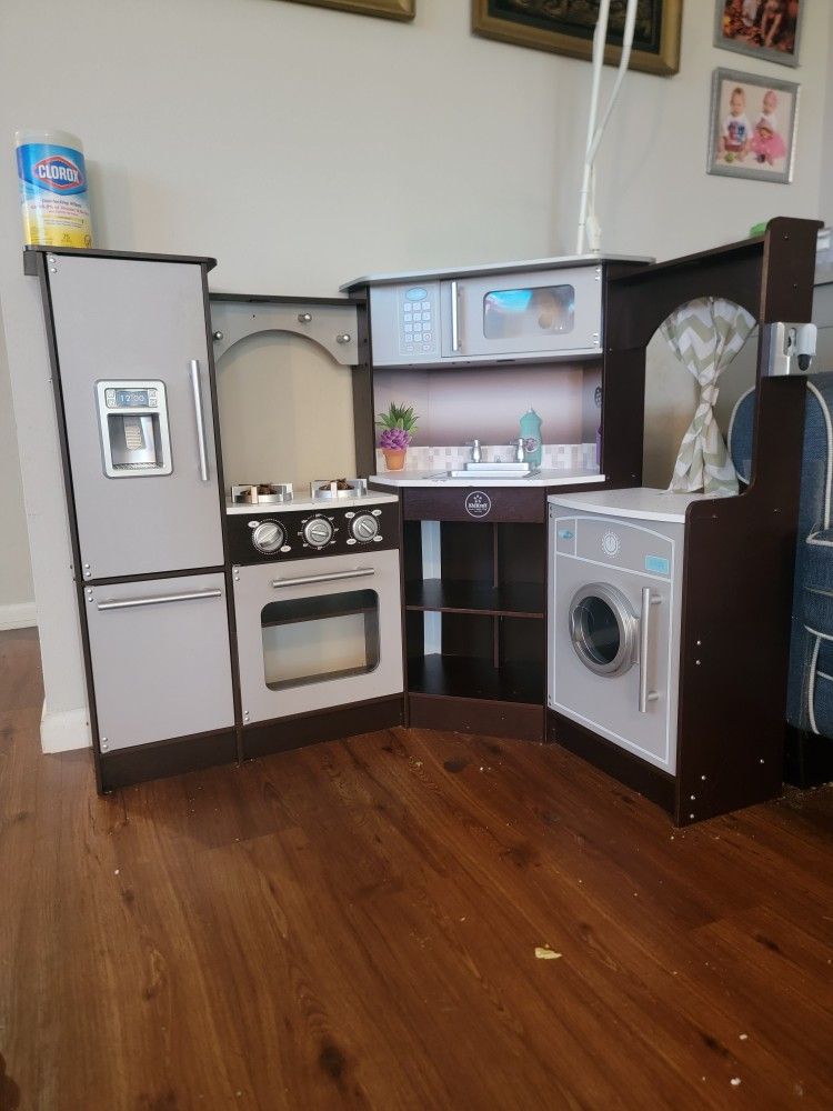 Kids Play Kitchen With Accesories