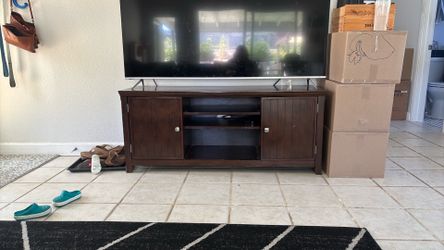 Tv stand / entertainment console