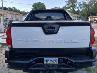 '02 WHITE CHEVY AVALANCHE
