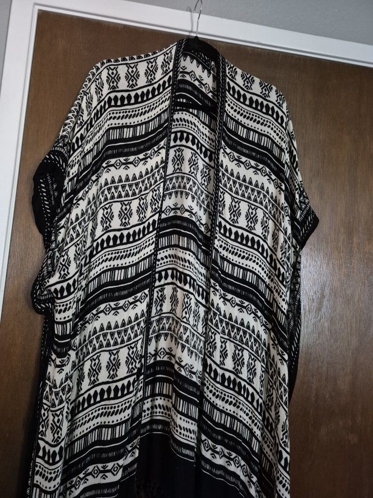 FLORAL KIMONO WITH FRINGE SIZE XL ORIGINAL PRICE $45;