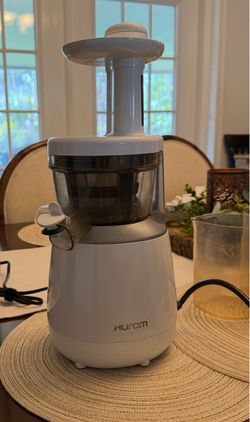 Hurom Personal Series Slow Juicer + 4 Glass Juice Bottles + Juice Recipe Books