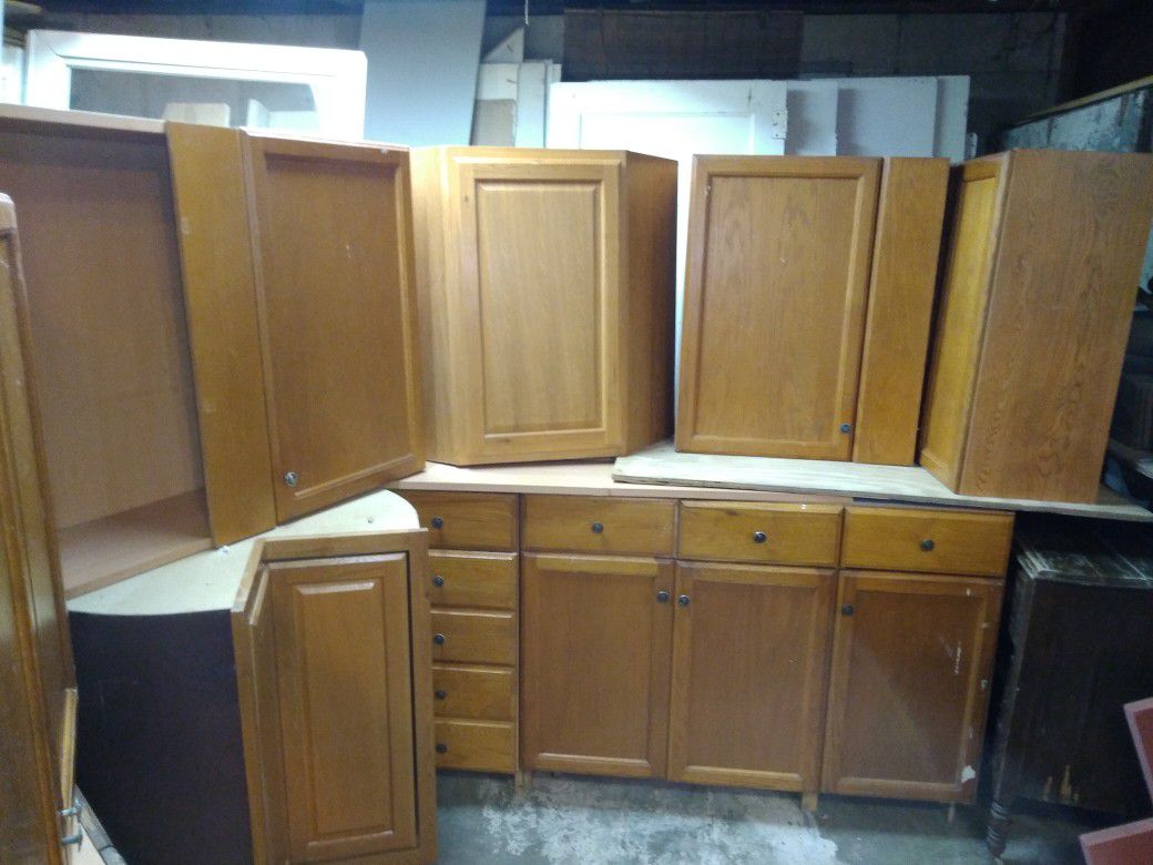 Set Of Master Brand Cabinets 