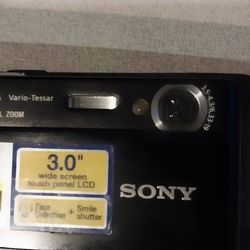 SONY TOUCH SCREEN CAMERA IN GREAT CONDITION  BATTERY IS GOOD