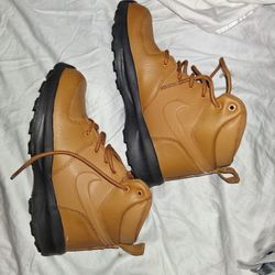 Sz 3y Nike Boots