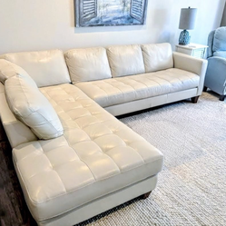 Free Delivery Today! Mint Condition Natuzzi Leather sectional couch. No rips or stains. Beautiful sofa
