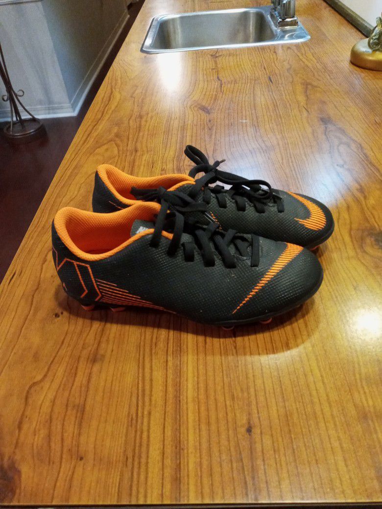 Boys Nike Cleats Size 1y ..( In Excellent condition)