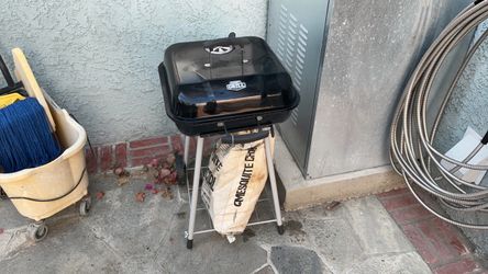 Charcoal Bbq Grill w/ 10lb charcoal bag