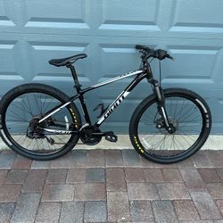 Giant ATX mountain bike small frame 27.5 inch wheel ready for the trail
