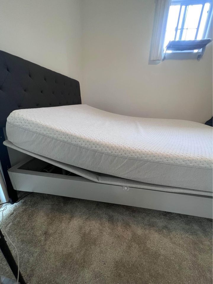 Sleep Number C4 360 Smart Bed With Adjustable Base Queen (Like New)