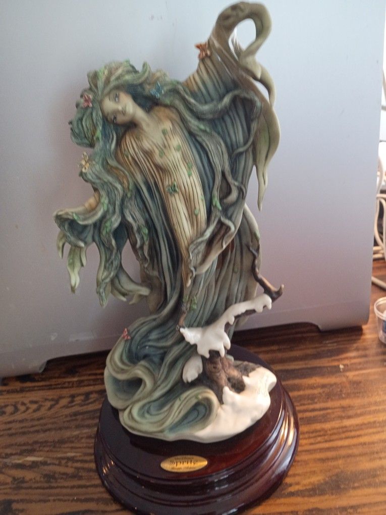 Giuseppe Armani Figurine Walt Disney With C O A Side Broken Left Just Tapped It