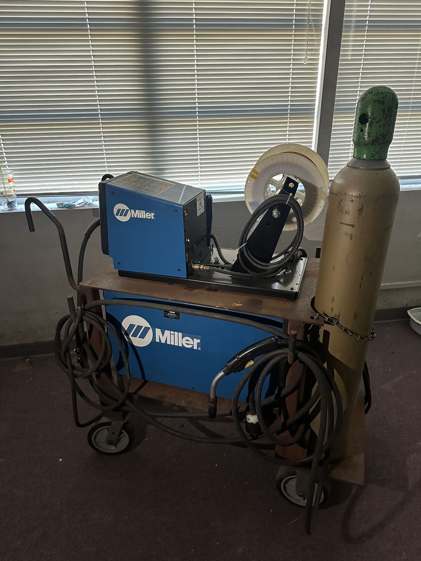 Miller XMT 450 CC/CV 230/460V w/out Aux Power - 907481 + Miller 20 Series 24V Wire Feeder + Argon Cylinder