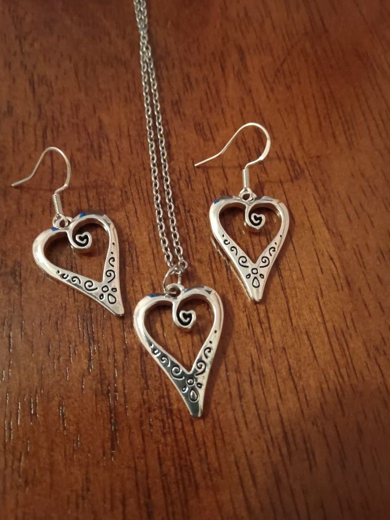 Newly Crafted Silver Tone Heart Necklace And Earrings 