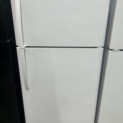 Very Nice White 18 Cu Ft Refrigerator 