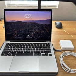M2 MacBook Pro 13’ Silver 8gb Ram 256gb SSD