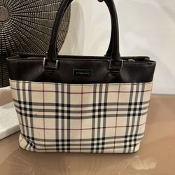 VINTAGE and AUTHENTIC Burberry Purse In Great Condition 