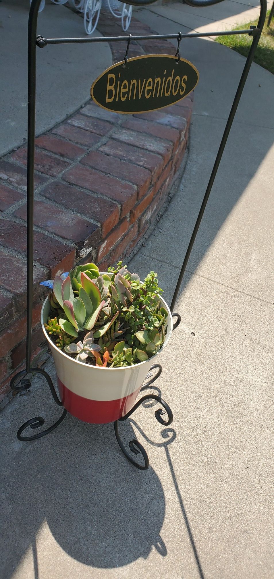 2pc Beautiful welcome/bienvenidos plant stand with planter packed with succullents