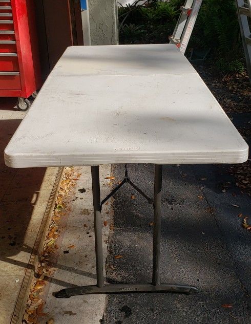 6 FOOT LIFETIME FOLDING TABLE / FOLD IN HALF TABLE