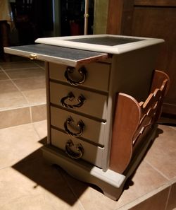 Gorgeous Oak wood End Table / Magazine Rack