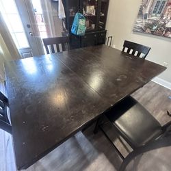 MOVING SALE!!  Kitchen Table And Chairs 