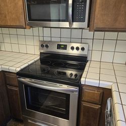 Frigidaire Electric Range And Microwave Combo In Very Good Condition