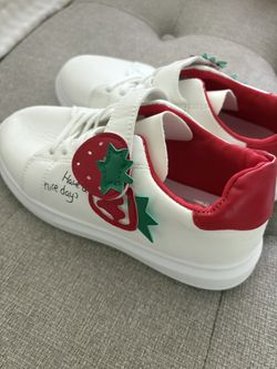 Girls Strawberry Shoes SZ 3.5