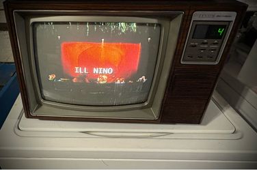 13" Zenith Woodgrain CRT TV (1984) Retro Television - Working w/ Original remote