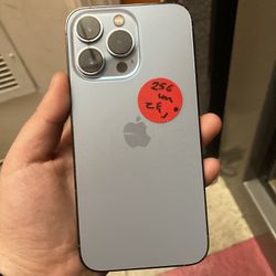 Factory Unlocked Iphone 13 pro 256 gb comes with store warranty 