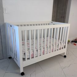 Babyletto foldable baby crib w/2 mattresses