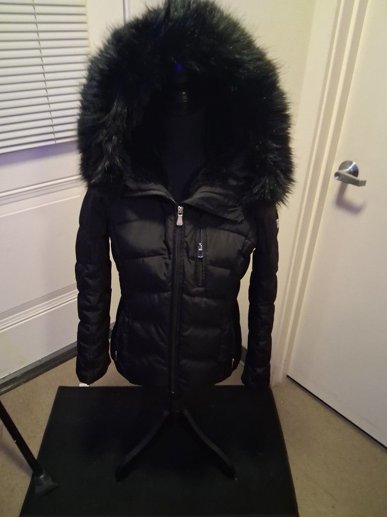 Puffer Calvin klein jet black , beautiful puffer with extra pockets warm with full hood made in vietnam , not a Chinese knockoff this is the real deal