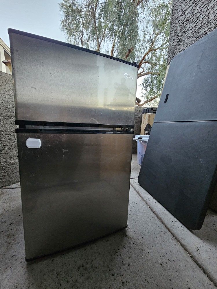 Mini UNDER Cabinet Refridgerator