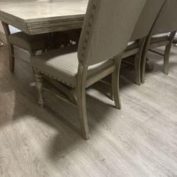 **Rooms To Go 6-Piece Table Set