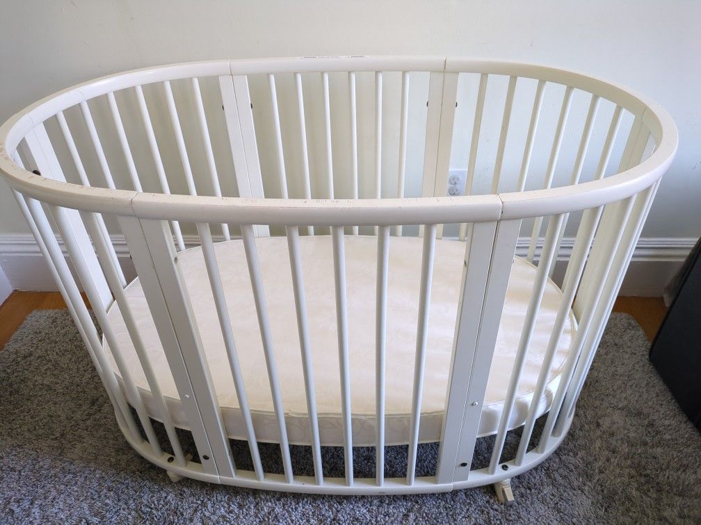 Stokke Sleepi Oval Crib with Drape Rod, Mattress and Sheets