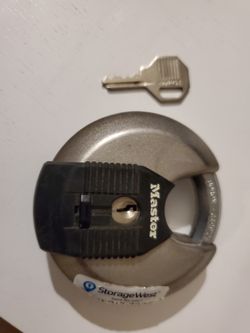 Masterlock storage lock with key