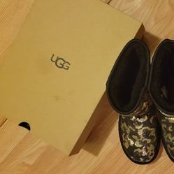 Sequence Black And Gold  Uggs Size 51/2 