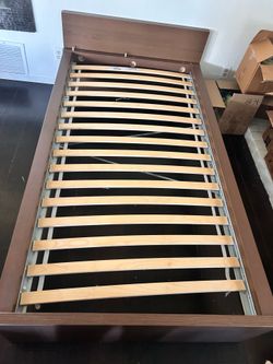 Single/twin bed frame with storage drawer