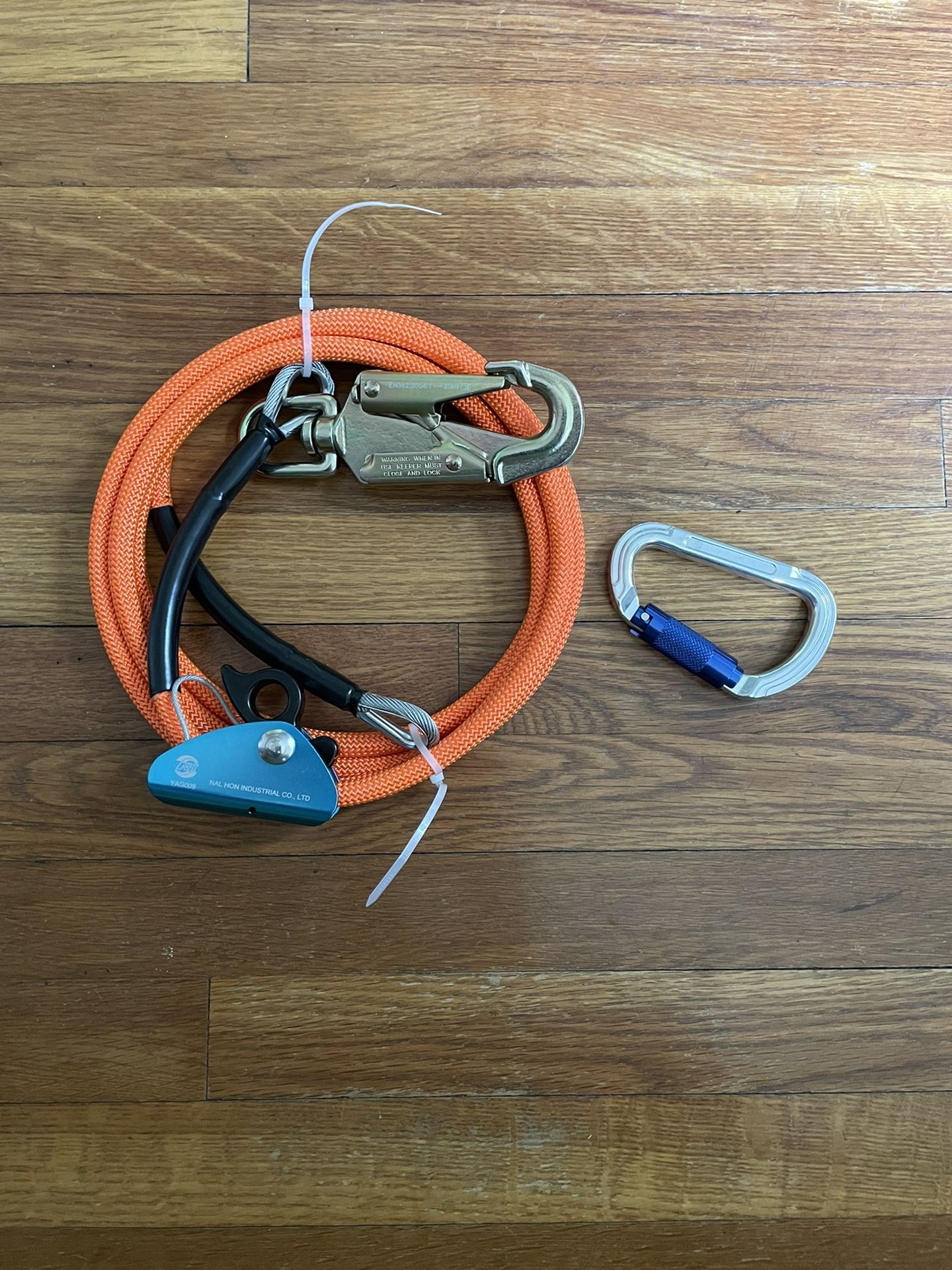 Vevor 1/2 in. x 12 ft. Steel Wire Core Flip Line Kit Wire Core Flipline with Triple Lock Carabiner Core Lanyard