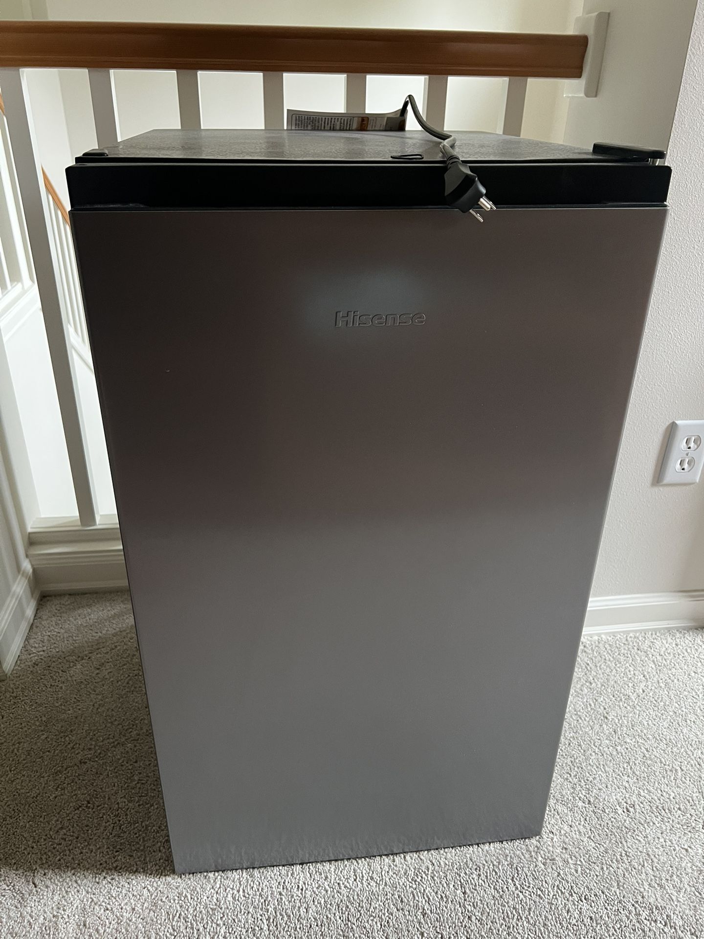Hisense 4.4 Cu Single door mini fridge (pending)