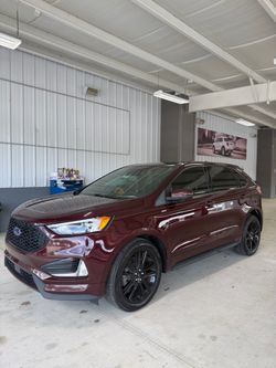 Ford Edge SUV – Dark Red with Black Wheels