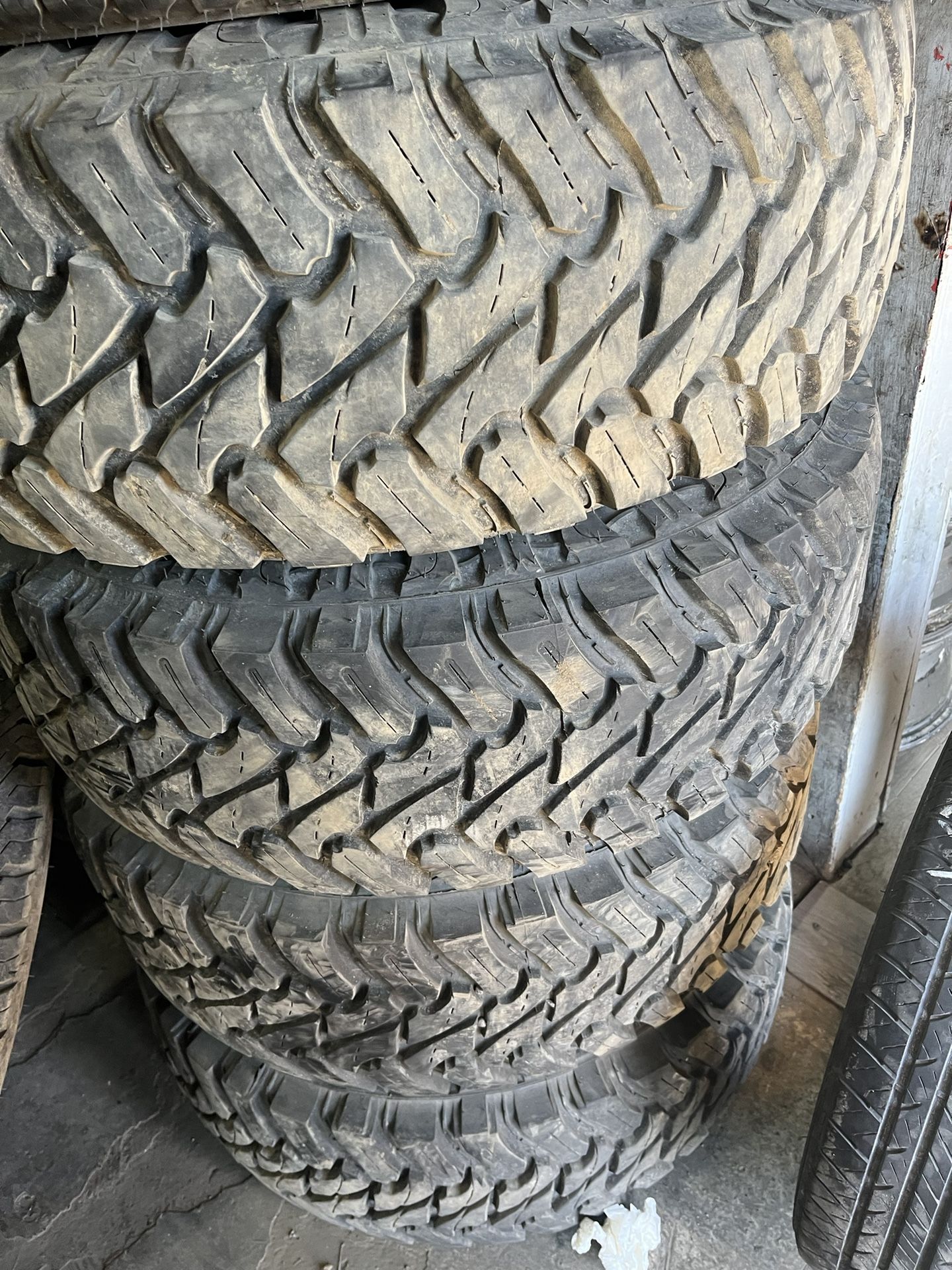 Lt 285/75/16 Atturo Mud Terrain set of 4 Maching Real Good Tread $500